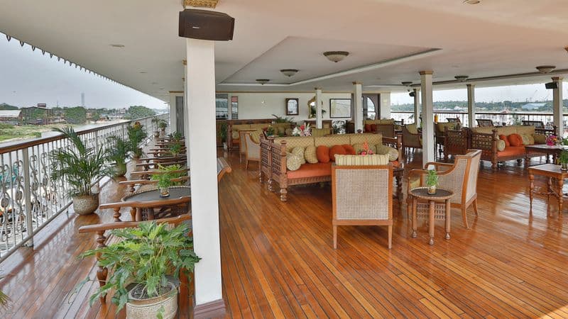 Cruise on the Ganges between Kolkata and Varanasi & the splendors of Rajasthan (port-to-port cruise)